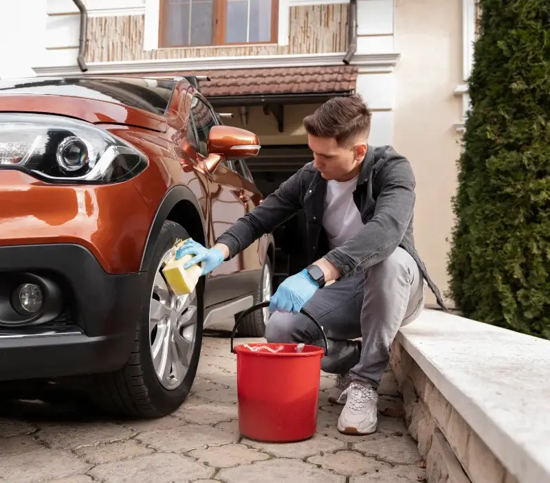 Lavage auto à domicile Saint-Cyr-Montmalin : professionnel intervenant sur un véhicule